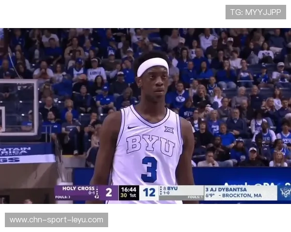 NCAA18岁新星三分12中10全美爆红——足球场的青春奇迹